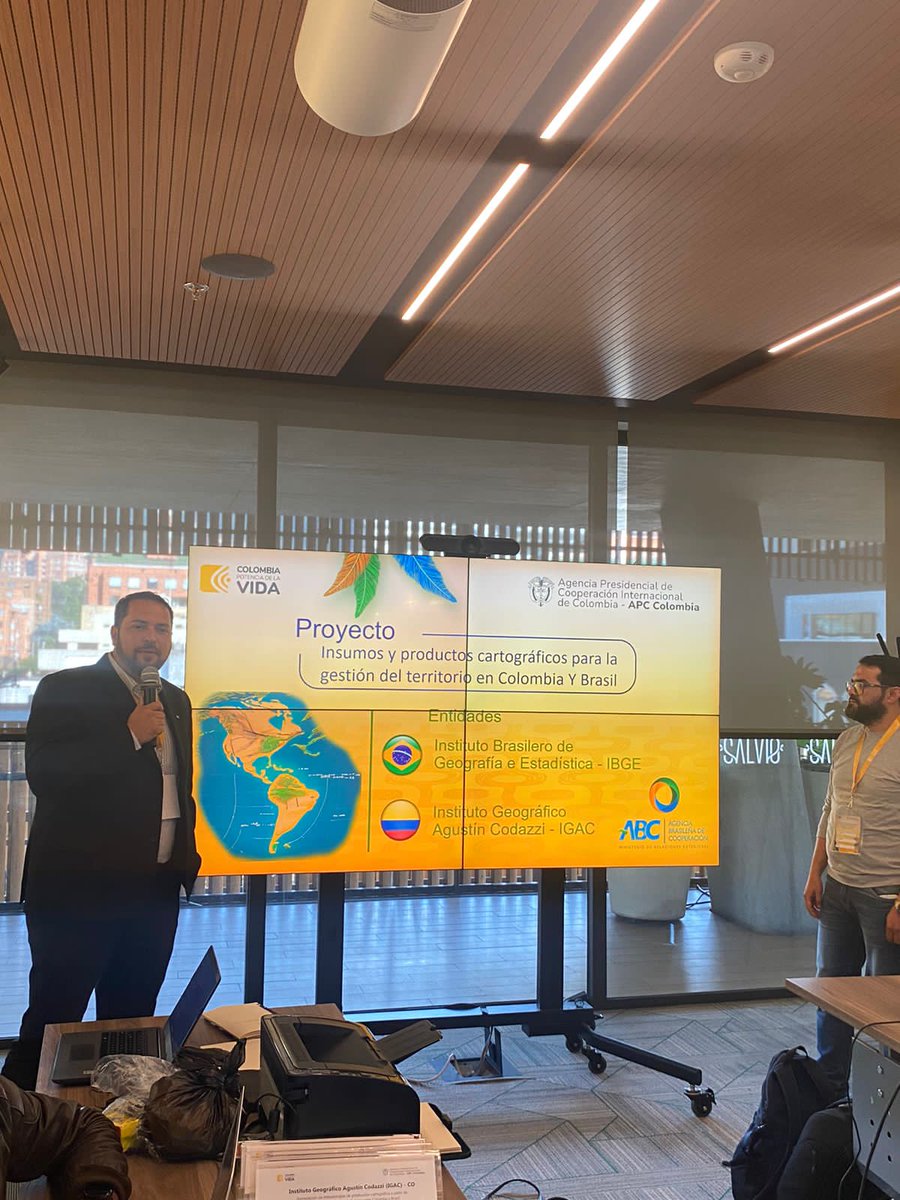 igacColombia's tweet photo. ✅#IGACInternacional | Tras una semana de trabajo en la #COMIXTA de Cooperación Técnica entre Colombia y Brasil, organizada por @APCColombia, realizamos la formulación y estructuración de 2 proyectos de cooperación con @Incra_oficial e @ibgecomunica. https://t.co/4bOUeQ7Bdb