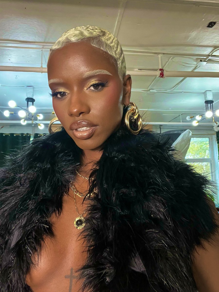 ShaVonneBoggs's tweet photo. 90s vixen https://t.co/j9GhUNzbOA