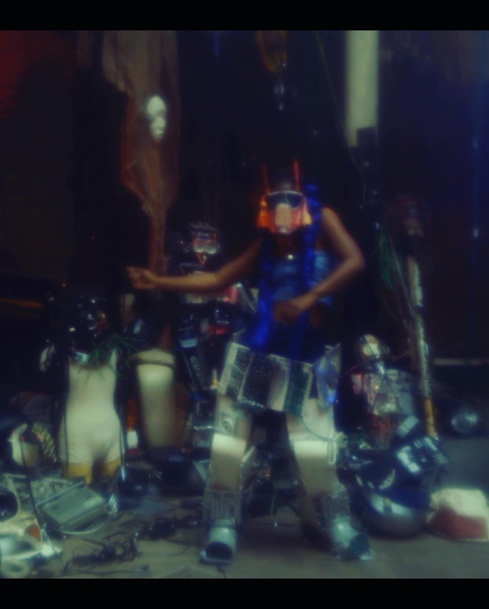 Nico_N_TRS's tweet photo. 💥Mathilda music video is out 
https://t.co/uQ5kV3ZW6X

 Musiq + video officielle de Mathilda (long version) de Nico And The Red Shoes disponible partout 

Quand la musique rencontre la performance-eco-futuriste pour donner vie à Mathilda mi-robot mi-humain. 
#music #performance https://t.co/Otp1Ce5DgO