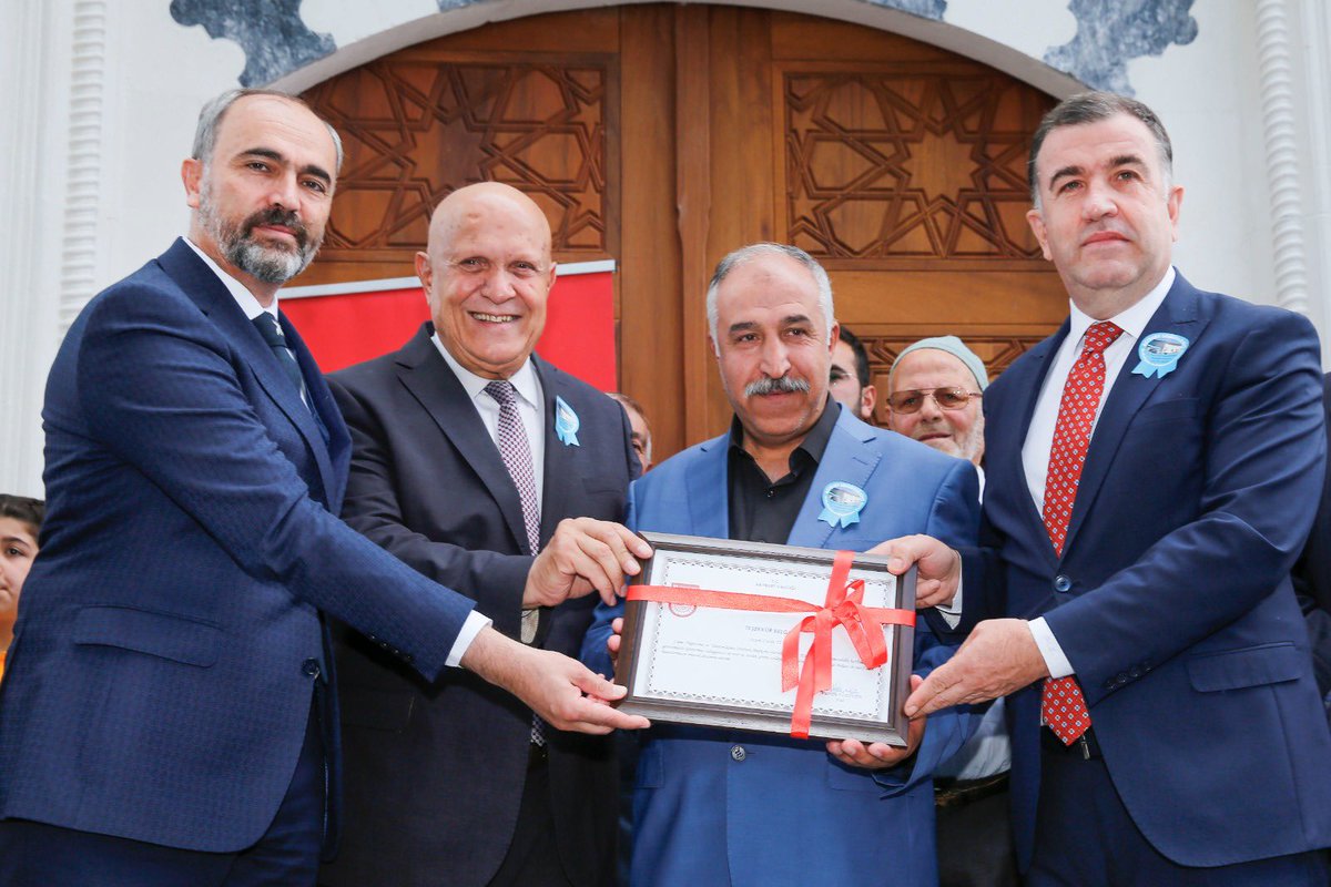 MutluTurkmen's tweet photo. İl protokolümüzle birlikte Söğütlü Köyü Camiinin açılışına katılarak yapımında emeği geçenlere teşekkür belgelerini takdim ettik. Cuma namazını Söğütlü Köyü cemaati ile eda edip, Üniversitemiz hakkında güzel yorumları dinledik ve tekrar buluşmak üzere uğurlandık. https://t.co/hkYZj7sB2T