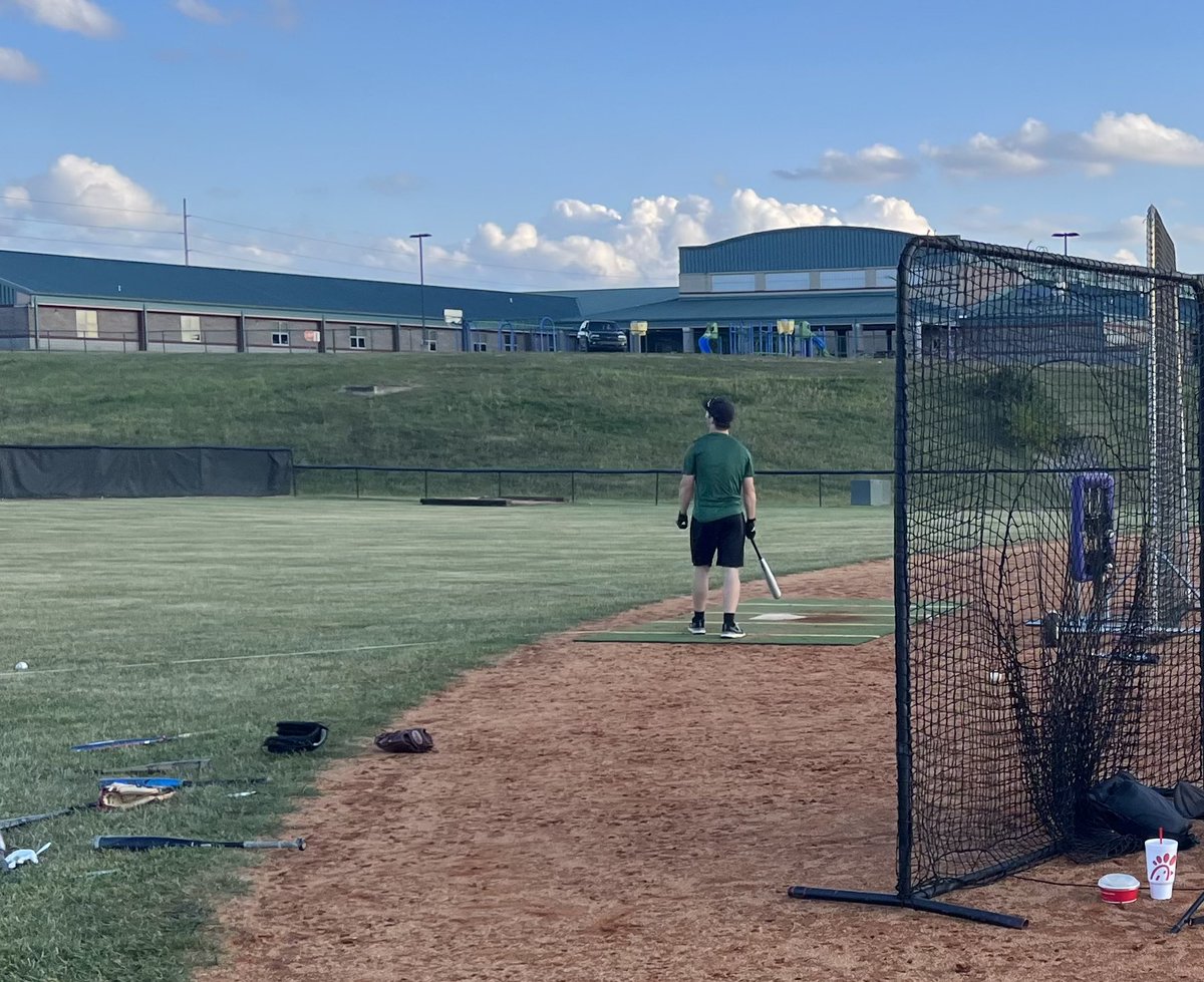 Hillsbaseball_'s tweet photo. Congratulations to @HarlanComer1 and Luis Fuentes. For winning the 3rd annual fall home run derby. Harlan is the underclassmen winner! Luis is the upperclassman winner. Owen Woodson with the most total home runs hit. https://t.co/Uq1nt0IaLU
