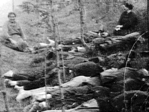 OSNMITALY's tweet photo. La Strage di Marzabotto
L'eccidio di Monte Sole (più noto come strage di Marzabotto, dal maggiore dei comuni colpiti) fu un insieme di stragi compiute dalle truppe nazi-fasciste in Italia tra il 29 settembre e il 5 ottobre 1944, nel territorio dei comuni di Marzabotto, Grizzana Morandi e Monzuno che comprendono le pendici di Monte Sole in provincia di Bologna.
La strage di Marzabotto è un crimine contro l'umanità e uno dei più gravi crimini di guerra contro la popolazione civile perpetrati dalle forze armate tedesche e fascisti italiani in Europa occidentale durante la seconda guerra mondiale. Nel 1994 il Comitato Regionale per le Onoranze ai Caduti di Marzabotto, fondando soprattutto sui dati delle anagrafi dei Comuni di Marzabotto, Grizzana Morandi e Monzuno, ha dimostrato come il dato relativo ai caduti riferito in questo e in altri testi vada diversamente considerato e messo in relazione a un più ampio territorio. Infatti gli eccidi compiuti da nazisti e fascisti colpirono i tre comuni durante l’estate-autunno 1944 e causarono complessivamente la morte di 955 persone: in particolare la strage nazista del 29 settembre - 5 ottobre 1944 fu causa di 770 morti. Marzabotto, Monzuno e Grizzana Morandi ebbero poi anche 721 morti per cause varie di guerra; da qui il dato complessivo accertato dal Comitato Onoranze: 1676 decessi per mano di nazisti e fascisti e per cause di guerra.#marzabotto #fascisti