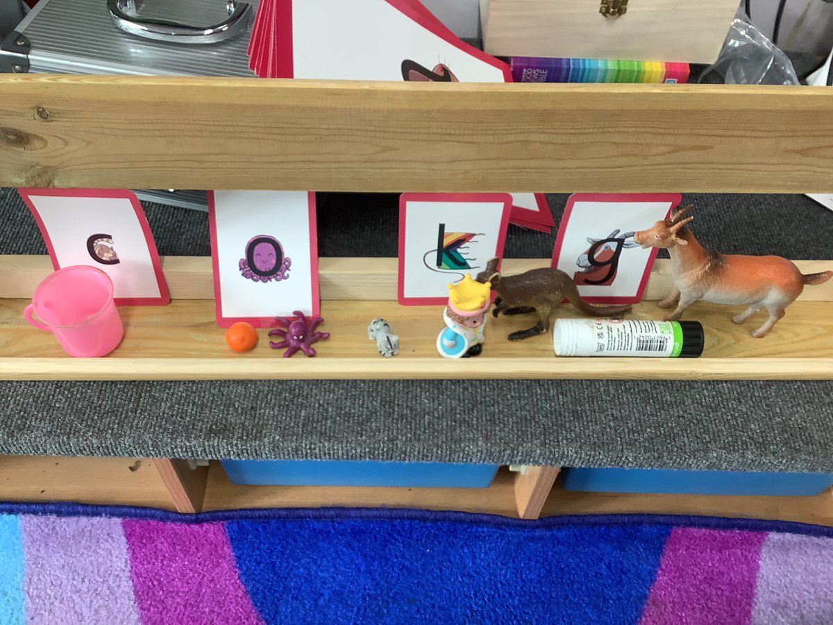 ClassPolarBears's tweet image. We’ve been matching objects to their initial sounds again. Four more letters (graphemes) to add to our ever growing knowledge bank! I wonder who will spot these on their travels over the weekend?