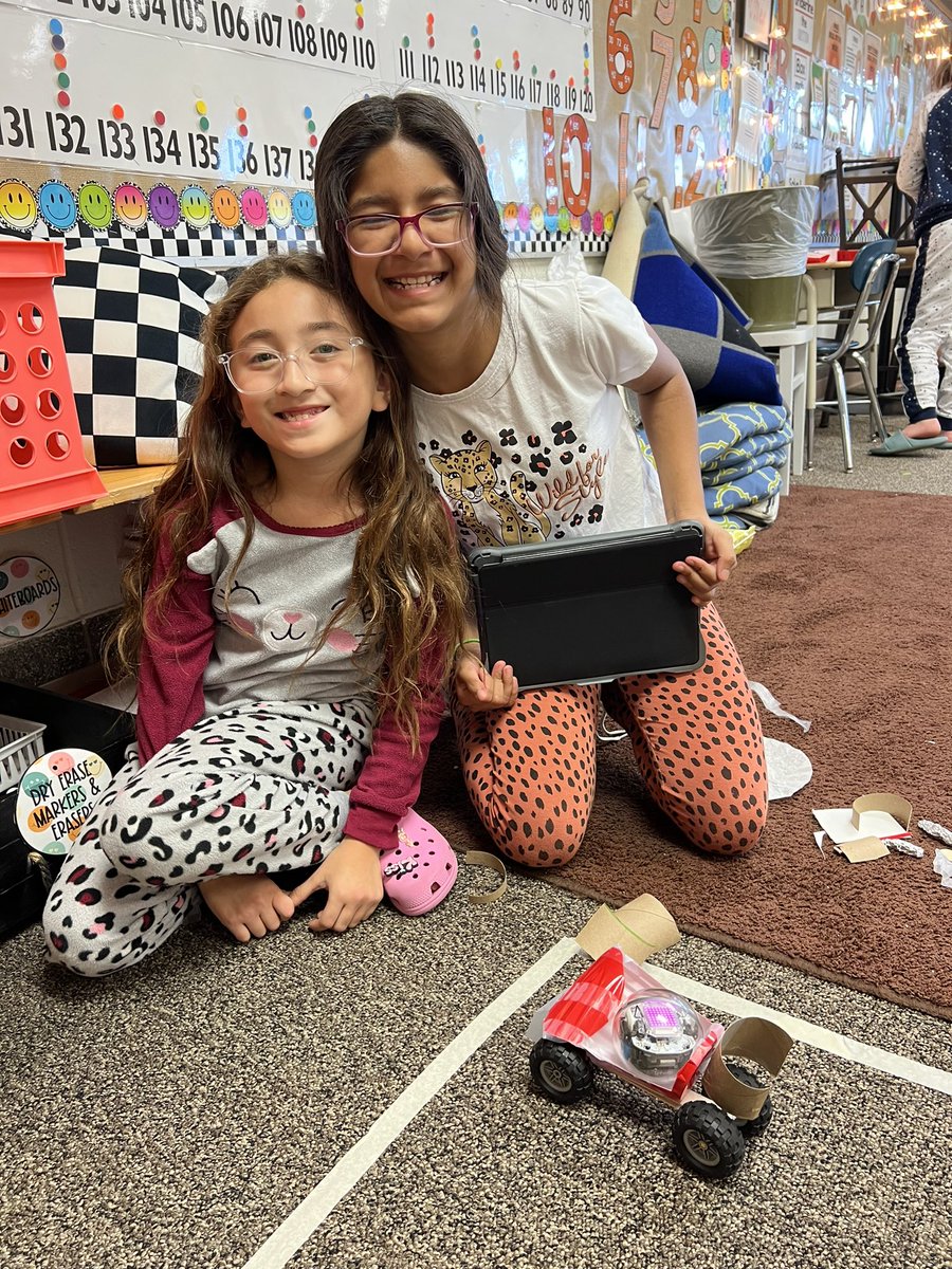 mallory_rengo's tweet photo. Creativity, engagement, &amp; hands-on learning at it’s finest! Sphero snow plows were created. Then, using force and motion, Ss had to clear their street in 1 min or declare a snow day! ❄️☃️🌨️ #Tigers4STEM #bctigers @Sphero @BellevueSchools @BirchcrestTiger https://t.co/an0GVWGtxv