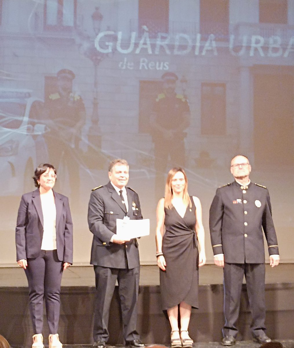PoliciaCambrils's tweet photo. Avui la @PoliciaCambrils acompanyem a la @guardiaurbana @reus en la celebració de la seva festa patronal on han fet entrega de la medalla policial al mèrit professional al Sergent Jesús de la nostra policia. Felicitats Jesús
#colaboracio #auxilimutu #coordinacio https://t.co/kp3wQ6g2tQ