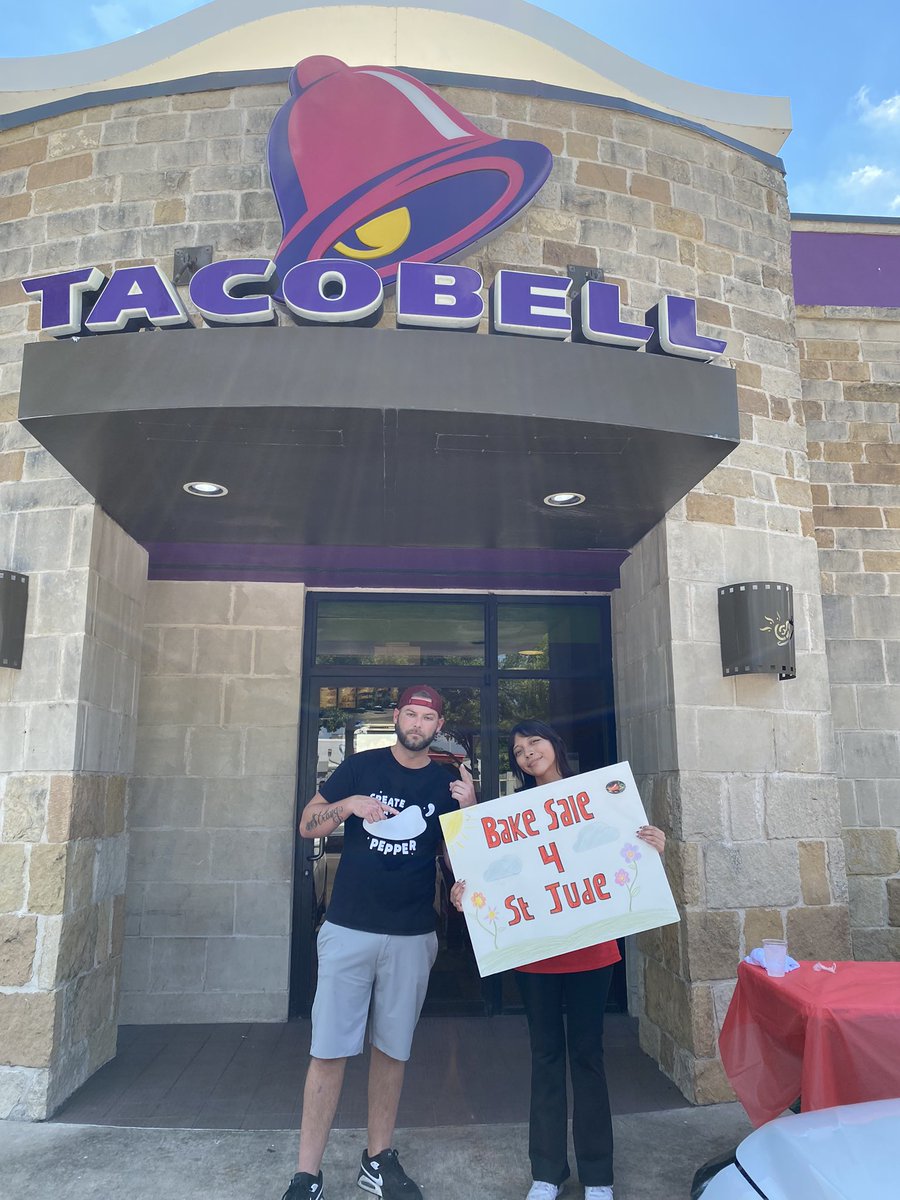 chilis01386's tweet photo. Team Relo ended our StJudes campaign with a bake sale! Thanks to @tacobell South Park Meadows GM for sponsoring us with a location and their staff for contributing to our donations. Can’t wait to see everyone Saturday!! 🥰🍪🌶️
#EngageTeamMembers
#ChilisLove https://t.co/JHt8V33M6L
