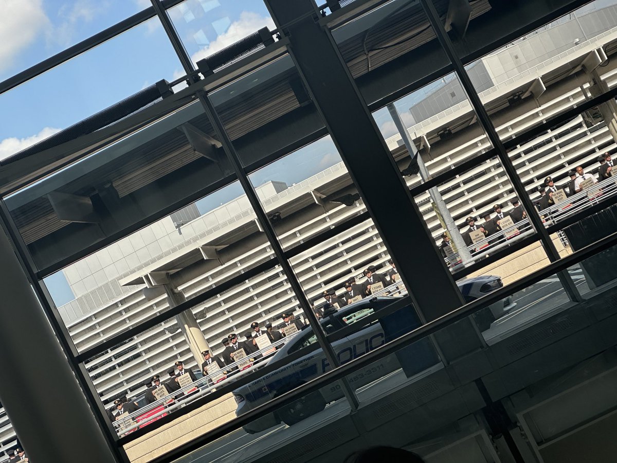 SmartdnaX's tweet photo. What a day to fly out! It’s strike season again! One after the other! This time it’s Air Canada - peaceful and planned as can be! #aircanada #pilotsstrike #flying https://t.co/pILm0N3p3G