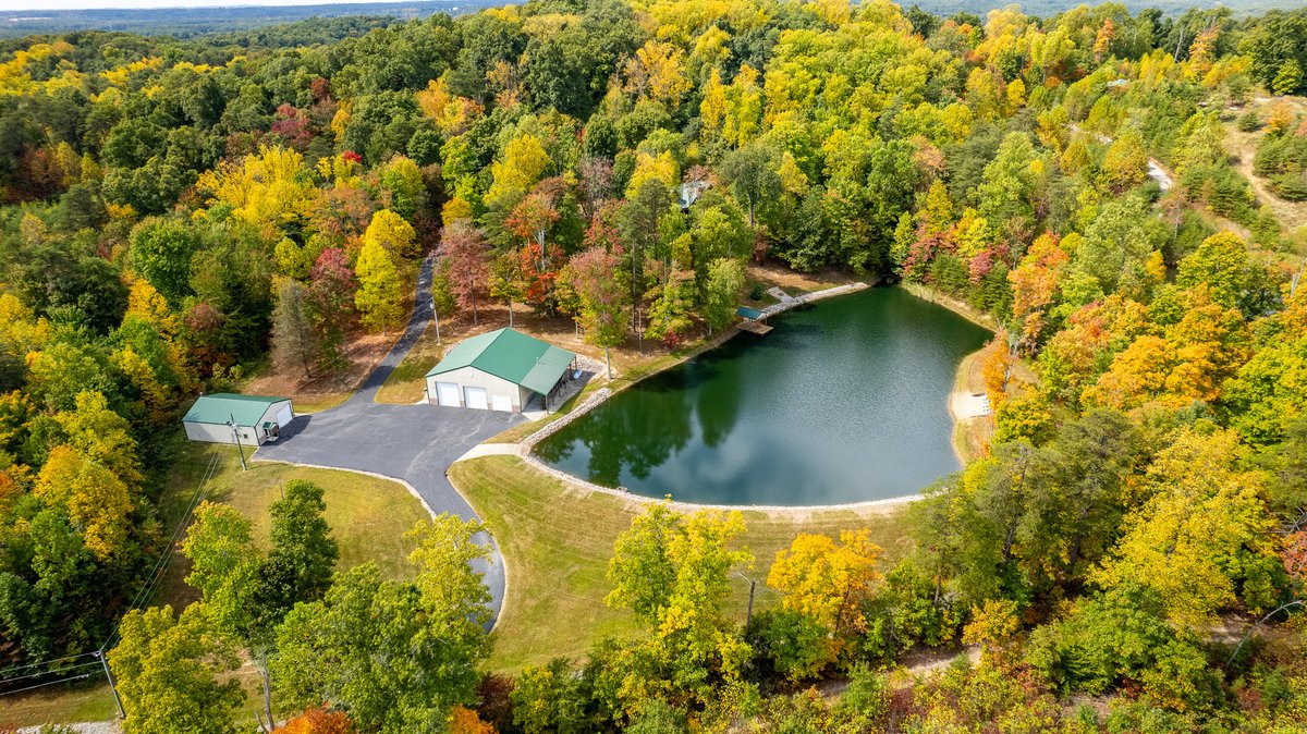 PaigeCooper__'s tweet photo. Escape to log cabin serenity in Henryville, IN! 🌲🏡 10 acres of wooded wonder, a hunter's paradise, and a stocked pond. Your dream retreat awaits!
https://t.co/ibmFK4Fnh5

#LogCabinLife #IndianaRealEstate https://t.co/f2BdOB9p93