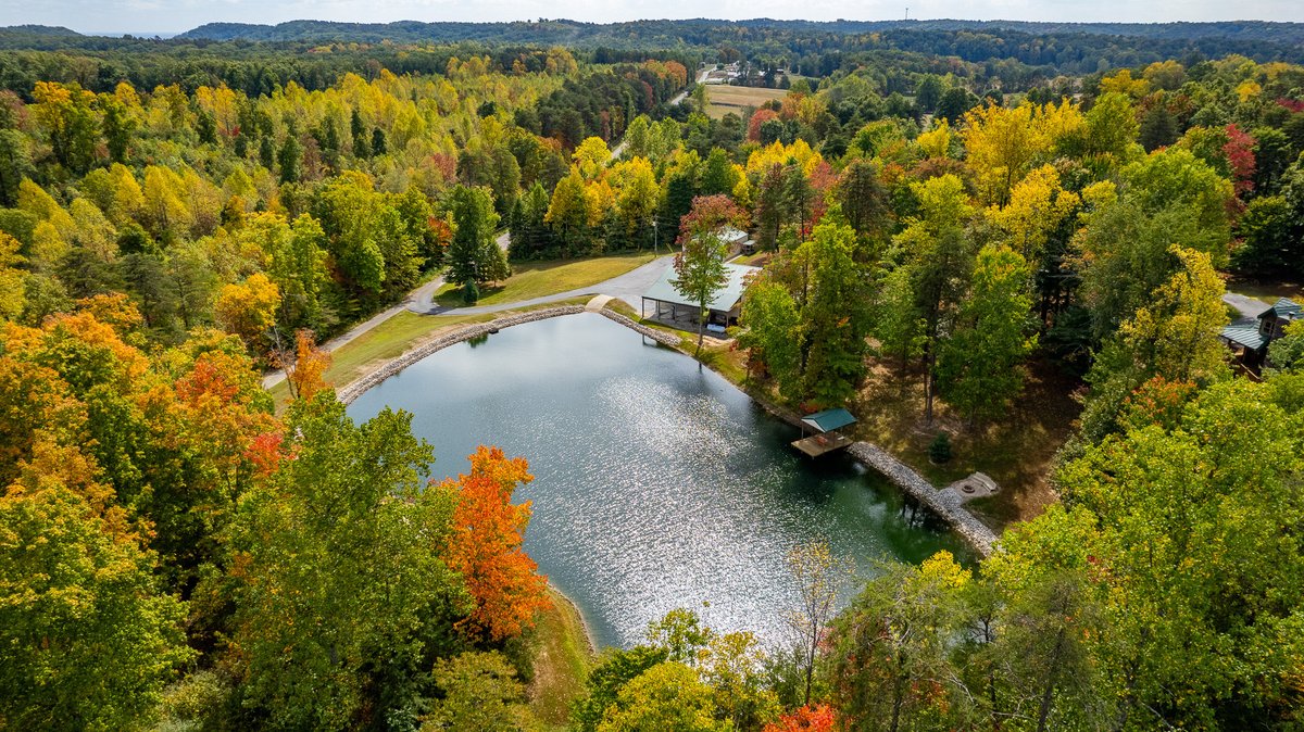 Escape to log cabin serenity in Henryville, IN! 🌲🏡 10 acres of wooded wonder, a hunter's paradise, and a stocked pond. Your dream retreat awaits!
paigecooperhomegroup.com/blog/205044/On…

#LogCabinLife #IndianaRealEstate