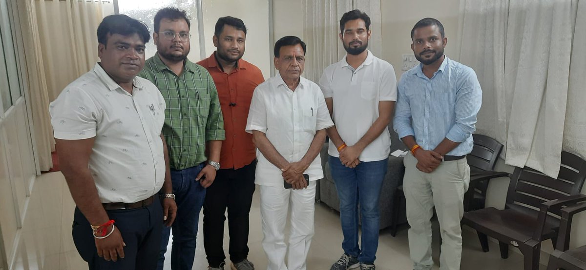 तकनीकी शिक्षा <a href="/mintechnicalmp/">Dept of Tech Edu, Skill Dvlpmt & Employment, GoMP</a> कार्यरत कालखंड अतिथि व्याख्याताओं ने सीएम #महापंचायत की घोषणाओं के लागू हेतु <a href="/taknikividwan/">पॉलिटेक्निक अतिथि विद्वान संघ म.प्र</a> संघ का #ज्ञापन <a href="/ChouhanShivraj/">Shivraj Singh Chouhan</a> जी को खरगोन और आलीराजपुर, पूर्व व वर्तमान #वित्त मंत्री जयंत मलैया जी व <a href="/mpfinancedep/">Finance Department, MP</a> जगदीश देवड़ा ji को 50k हेतु दिया!
<a href="/ANI/">ANI</a>
