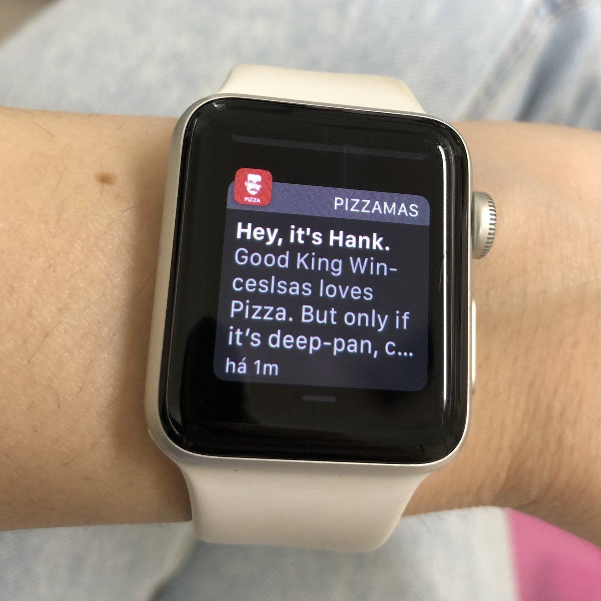 kviani's tweet photo. @johngreen @hankgreen these daily notifications have been a huge joy this week! #pizzamas #DFTBA https://t.co/6jN5ogNeof