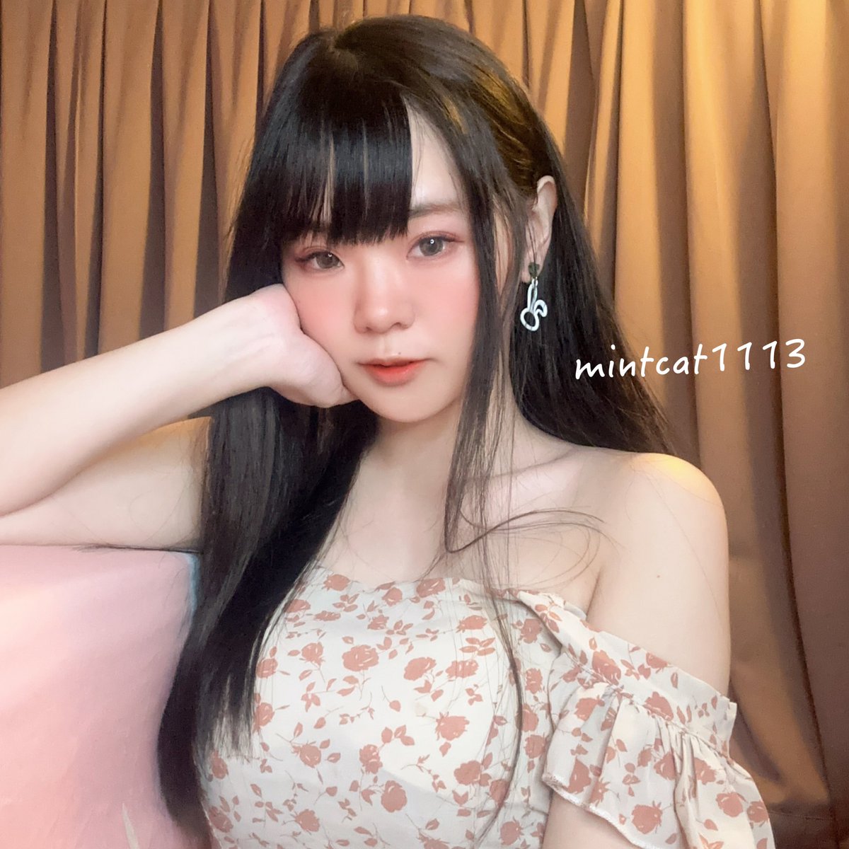 mintcat1113's tweet photo. 中秋節快樂🥮
偷偷告訴你們一個秘密
「我的耳環是兔子🐰圖案的喔❤️」
-
想說偷懶用app內建化妝
拍一拍之後覺得超不像我🤣妳誰 https://t.co/GTW1GiDxjB