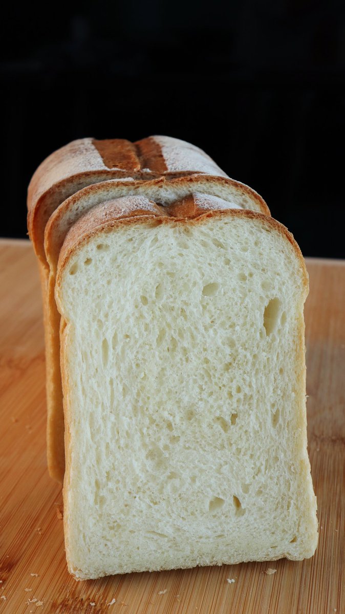LittleHandsBake's tweet image. How to make this crusty loaf bread?
 Recipe: No-egg, No-milk Sandwich Loaf Bread | Easy &amp;amp; Delicious Homemade Recipe
youtu.be/y4jByxzRXvM

#loafbread #breadrecipe #homemadebread #bread #RecipeOfTheDay #homebaking