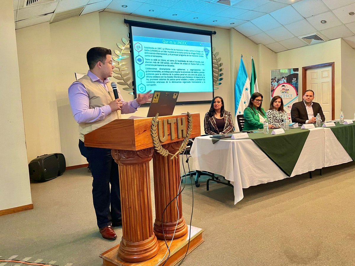 UNODC_ROPAN's tweet photo. #Honduras 🇭🇳 I En sinergia con la @CICESCT, el Programa #Menthor de UNODC organiza simposio sobre el delito de #TrataDePersonas, dirigido a 1⃣2⃣0⃣ estudiantes, docentes y personal administrativo de la @UTHEDU.
#EndHumanTrafficking 💙 https://t.co/NMyvWu3J6b
