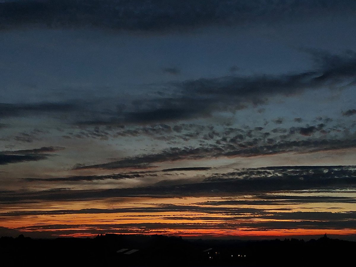 Ateyah_'s tweet photo. Der Sonnenuntergang ist heute wieder gigantisch 🤗 😍
#sonnenuntergang #fotografie #gigantisch #romantic #landschaftsfotografie #wolken #himmel #verliebt #erholung #entspannung https://t.co/SpuKEf5BpP