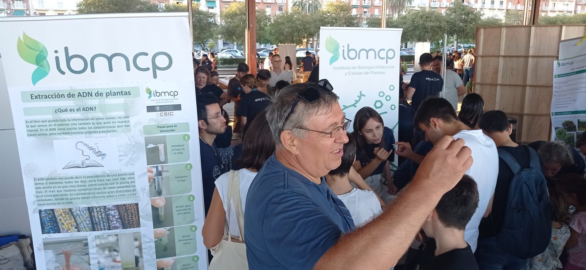 IBMCP's tweet photo. El público general tiene muchas ganas de #ciencia y nosotros de #compartirla. Seguimos en la #mednight #divulgaIBMCP
Está siendo una jornada inolvidable de gran afluencia.🤩🌿 https://t.co/ANJvBwGzuo