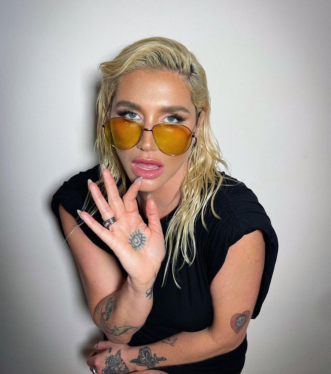 KeshaRose's tweet image. Feeling like a billion ✨✨✨ THANK YOU ALL for bringing my first baby TiK ToK to !!!! 1 BILLION STREAMS !!!!