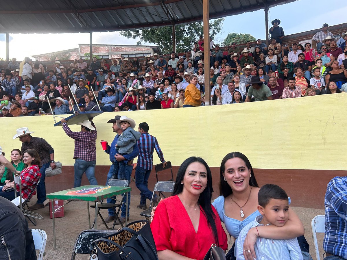 LuzMa_Alatorre's tweet photo. Ayer acompañé a la Alcaldesa de Amacueca @lucyamacueca a las fiestas patrias de la delegación #TEPEC 2023, acompañada del Alcalde de Atemajac de Brizuela Santiago de León Castro disfrutamos una tarde familiar con lleno total 🤝🏻☺️ https://t.co/Js9C43Htmm