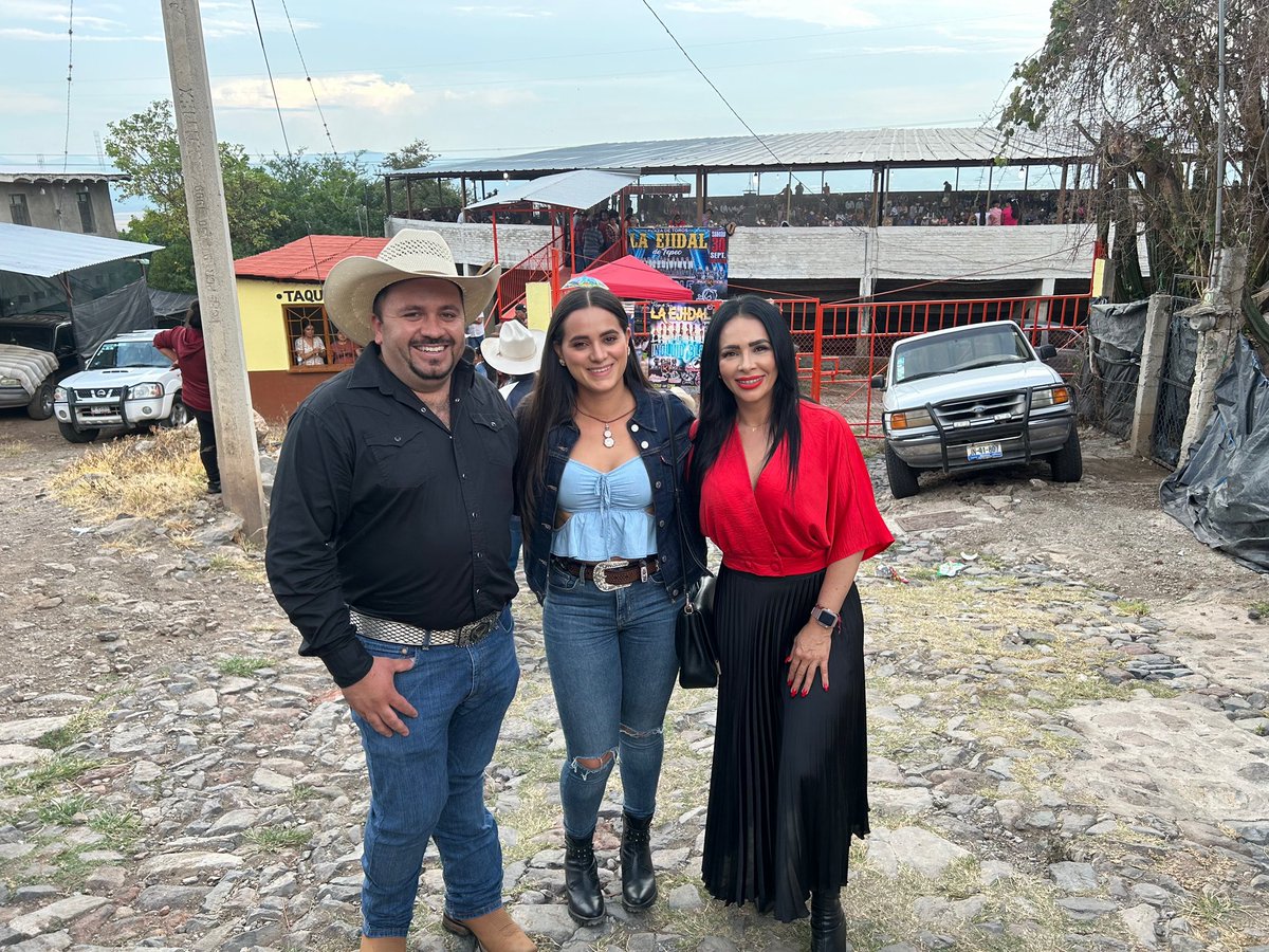 LuzMa_Alatorre's tweet photo. Ayer acompañé a la Alcaldesa de Amacueca @lucyamacueca a las fiestas patrias de la delegación #TEPEC 2023, acompañada del Alcalde de Atemajac de Brizuela Santiago de León Castro disfrutamos una tarde familiar con lleno total 🤝🏻☺️ https://t.co/Js9C43Htmm