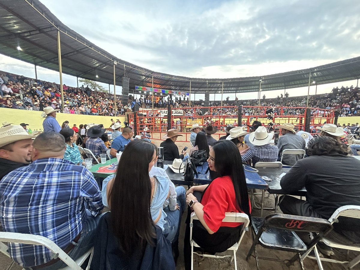 LuzMa_Alatorre's tweet photo. Ayer acompañé a la Alcaldesa de Amacueca @lucyamacueca a las fiestas patrias de la delegación #TEPEC 2023, acompañada del Alcalde de Atemajac de Brizuela Santiago de León Castro disfrutamos una tarde familiar con lleno total 🤝🏻☺️ https://t.co/Js9C43Htmm