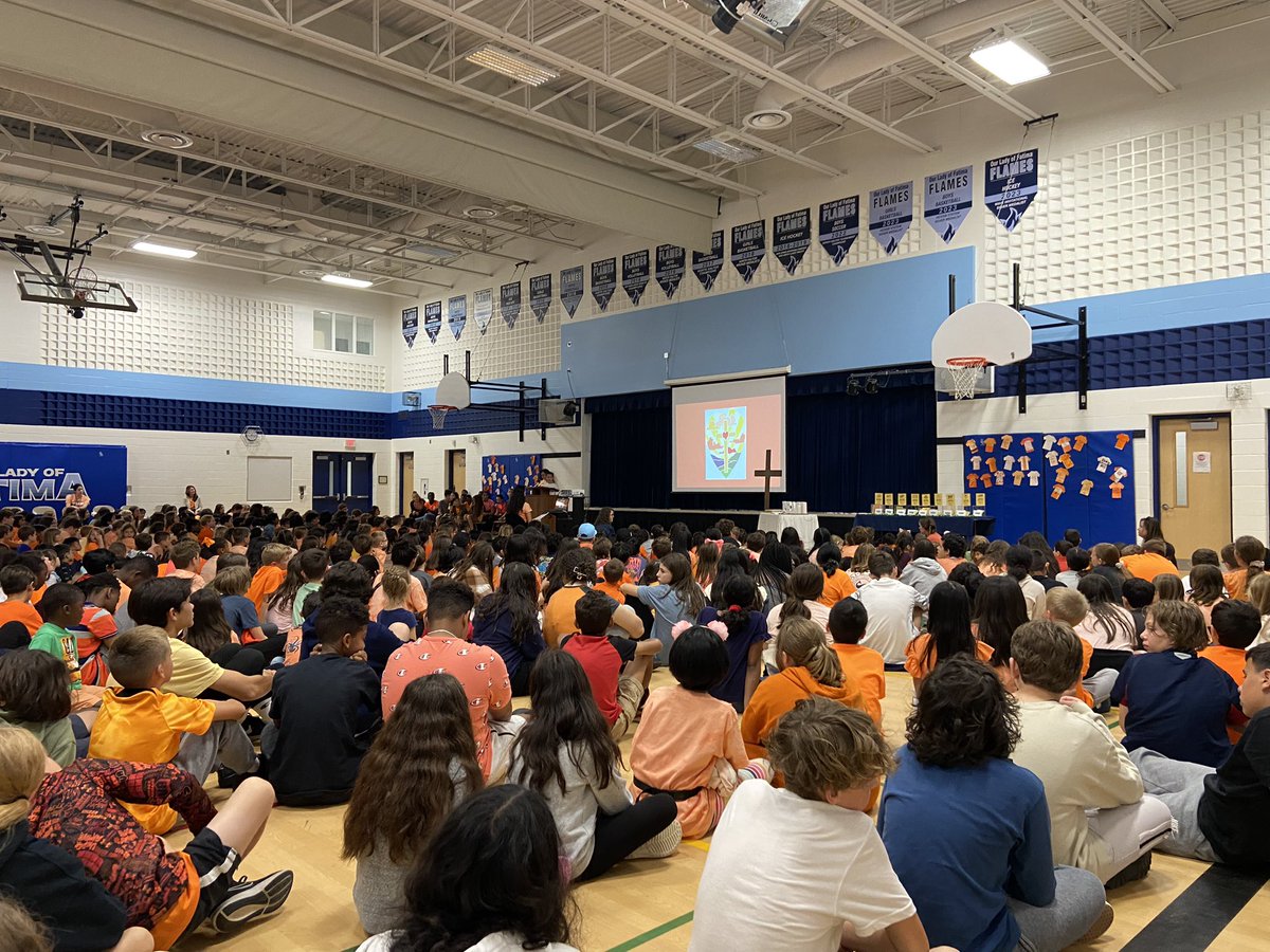 MrsESmith8's tweet photo. Wonderful leadership by students at @OLFMilton recognizing Truth and Reconciliation Day. @HCDSB https://t.co/2PpzKzGqky