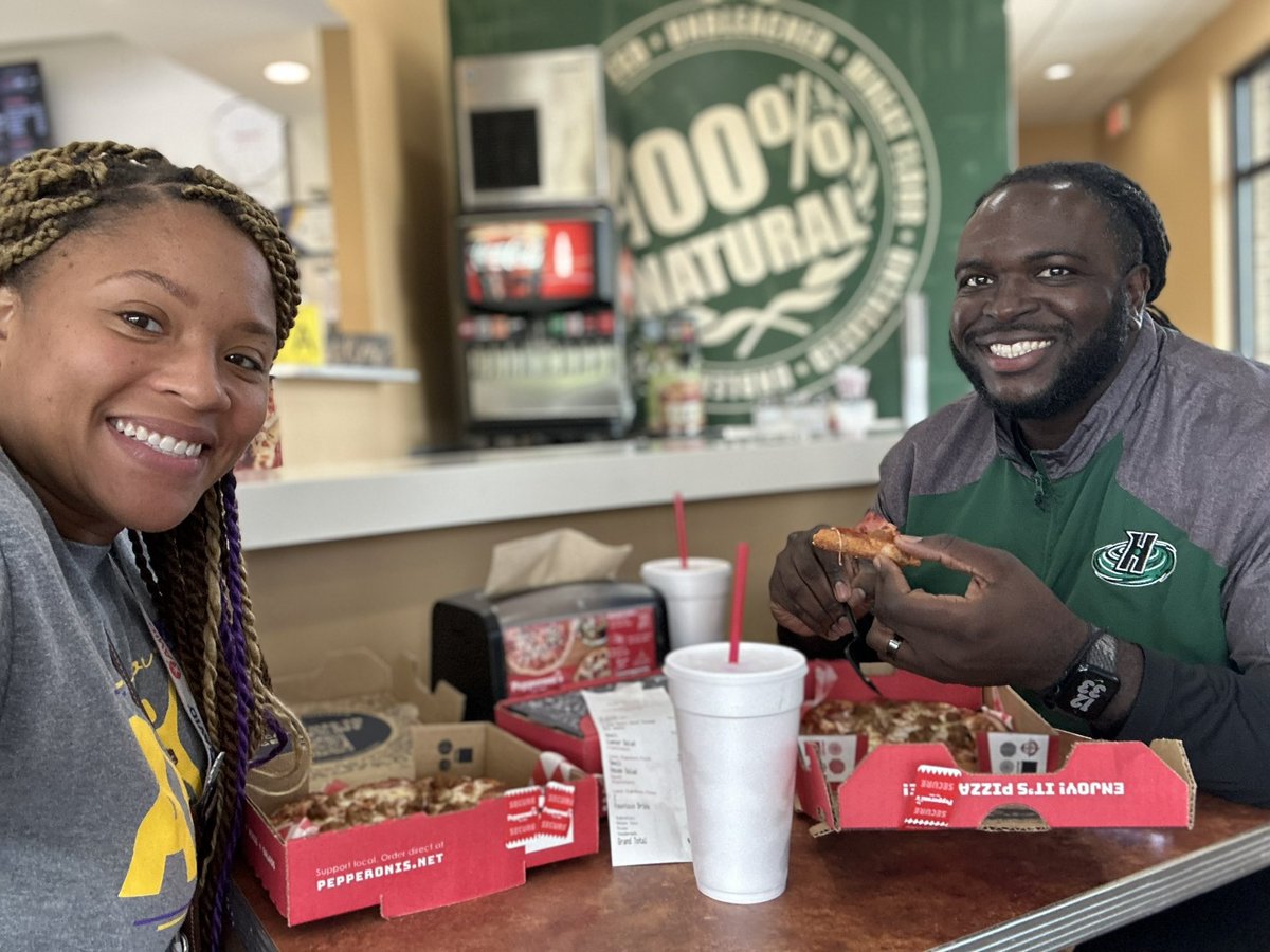 SierraJoseph15's tweet photo. Lunch date with my favorite guy. ❤️ @CoachJosephFB
Loving you and being loved by you is the sweetest gift. #oneteam #TeamJoseph #ProfessionalDevelopmentDay #Educators https://t.co/p4iudau18L