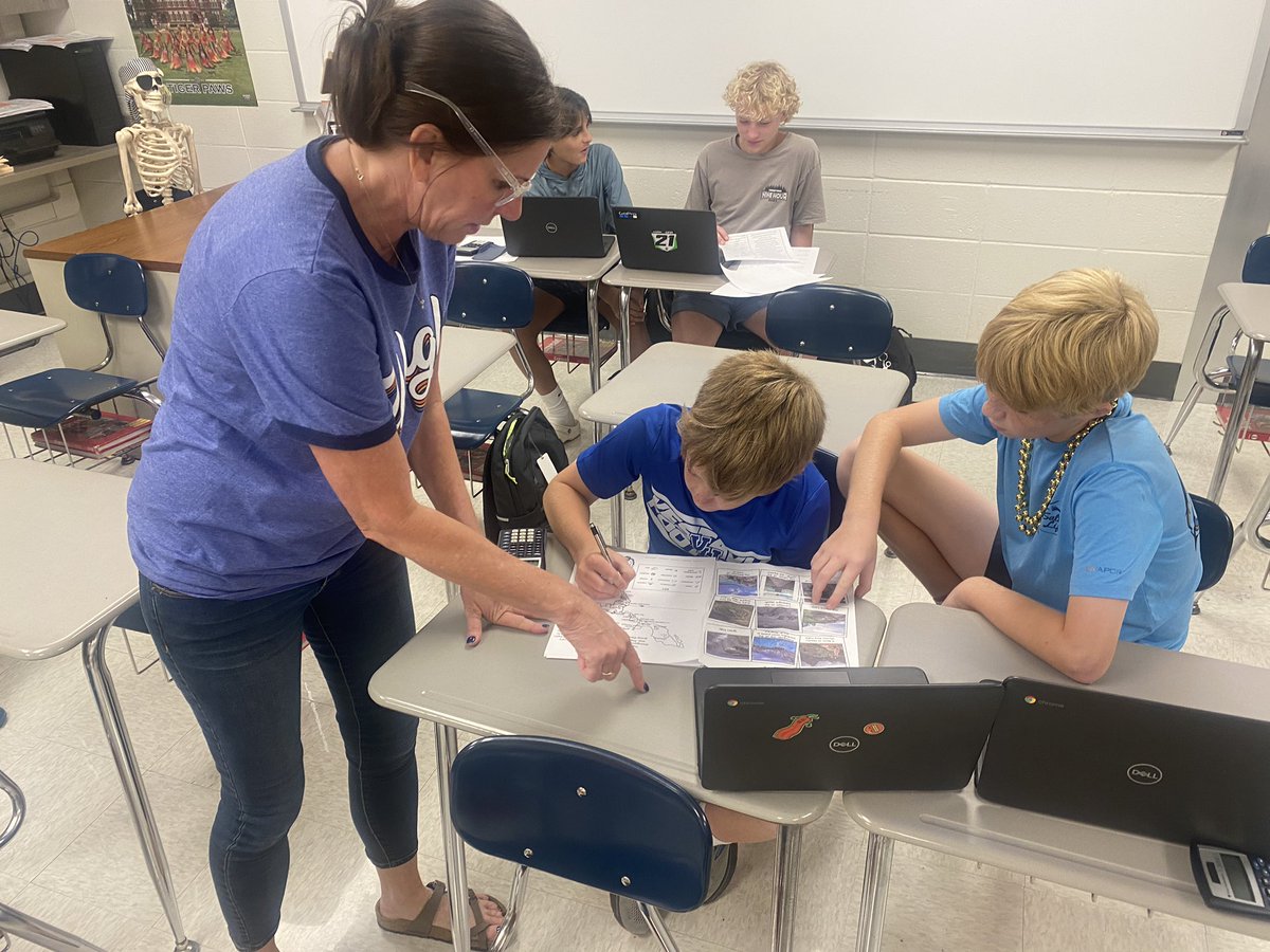 Cross-curricular experiences in Spanish and art class today as students learn about Frida Kahlo. Art students head to Spanish and Spanish heads to art class.