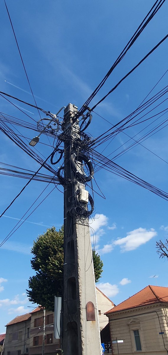 Mecore3's tweet photo. So viele Kabel xD verrückt https://t.co/QCbf6D0p2y