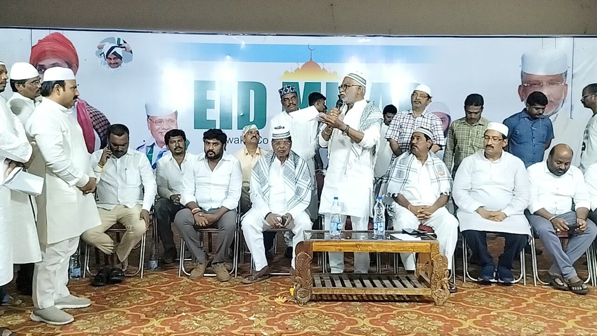 Nagireddy_tnr's tweet photo. ఈద్ మిలద్-ఉన్-నబీ సందర్భంగా గాజువాక ముస్లిం మైనార్టీ సోదరులకు ఈ రోజు  సాయంత్రం TNRఫంక్షన్ హాల్లో గాజువాక శాసనసభ్యులు తిప్పల నాగిరెడ్డిగారి ఆధ్వర్యంలో  మైనార్టీ ఆత్మీయ సమావేశం ఈద్-మిలాప్ఏర్పాటు చేయడం జరిగింది... ఈ కార్యక్రమానికి ముఖ్యఅతిథిగా వైవి సుబ్బారెడ్డి గారు పాల���గొన్నారు.. https://t.co/0jrT9bfFAy