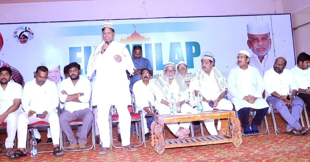 Nagireddy_tnr's tweet photo. ఈద్ మిలద్-ఉన్-నబీ సందర్భంగా గాజువాక ముస్లిం మైనార్టీ సోదరులకు ఈ రోజు  సాయంత్రం TNRఫంక్షన్ హాల్లో గాజువాక శాసనసభ్యులు తిప్పల నాగిరెడ్డిగారి ఆధ్వర్యంలో  మైనార్టీ ఆత్మీయ సమావేశం ఈద్-మిలాప్ఏర్పాటు చేయడం జరిగింది... ఈ కార్యక్రమానికి ముఖ్యఅతిథిగా వైవి సుబ్బారెడ్డి గారు పాల���గొన్నారు.. https://t.co/0jrT9bfFAy