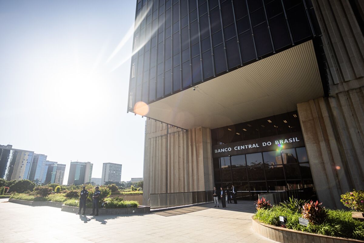 Bloomberg em Português (@bbgemportugues) on Twitter photo A Kinea Investimentos voltou a montar posições que ganham com a queda dos juros futuros, depois que as taxas dispararam com sinais mais duros do BC e perspectiva de que a política monetária do Fed permanecerá apertada #BCB #Fed bloomberg.com/news/articles/… via <a href="/markets/">Bloomberg Markets</a> A Kinea Investimentos voltou a montar posições que ganham com a queda dos juros futuros, depois que as taxas dispararam com sinais mais duros do BC e perspectiva de que a política monetária do Fed permanecerá apertada #BCB #Fed bloomberg.com/news/articles/… via <a href="/markets/">Bloomberg Markets</a>