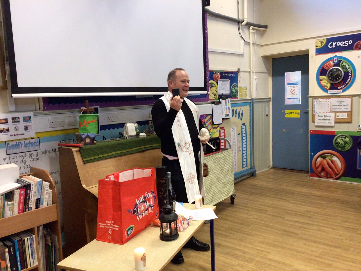 pantpastynog's tweet photo. Diolch i’r Parchedig Martin Pritchard am ddod i arwain ein gwasanaeth bore ‘ma a llongyfarchiadau i’r 4 yma am dderbyn Cerdyn Canmol am fod yn ffrind da.👍@DioStAsaphEdu 
This mornings service was all about celebrating. Well done to the 4 who were awarded for being a good friend. https://t.co/MhUYRFUzhX