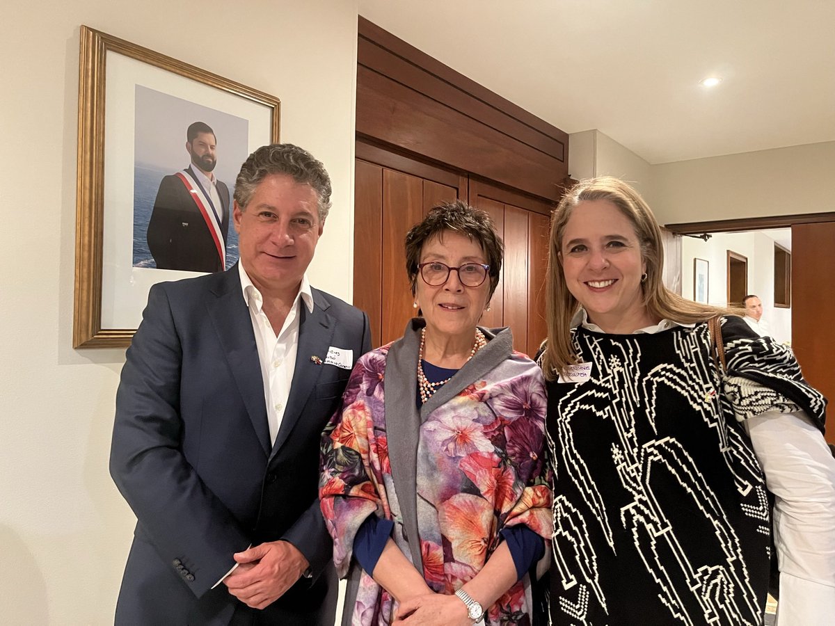 AndresCarboA's tweet image. @camaracomerbog a través de sus iniciativas #ClusterSoftware y #ServiciosFinancieros estuvimos  acompañando el relacionamiento de la delegación de empresas y startup chilenas y colombianas del ecosistema TIC y Financiero en conjunto con @PROCOLOMBIACO @ProChile #EmbajadaChile