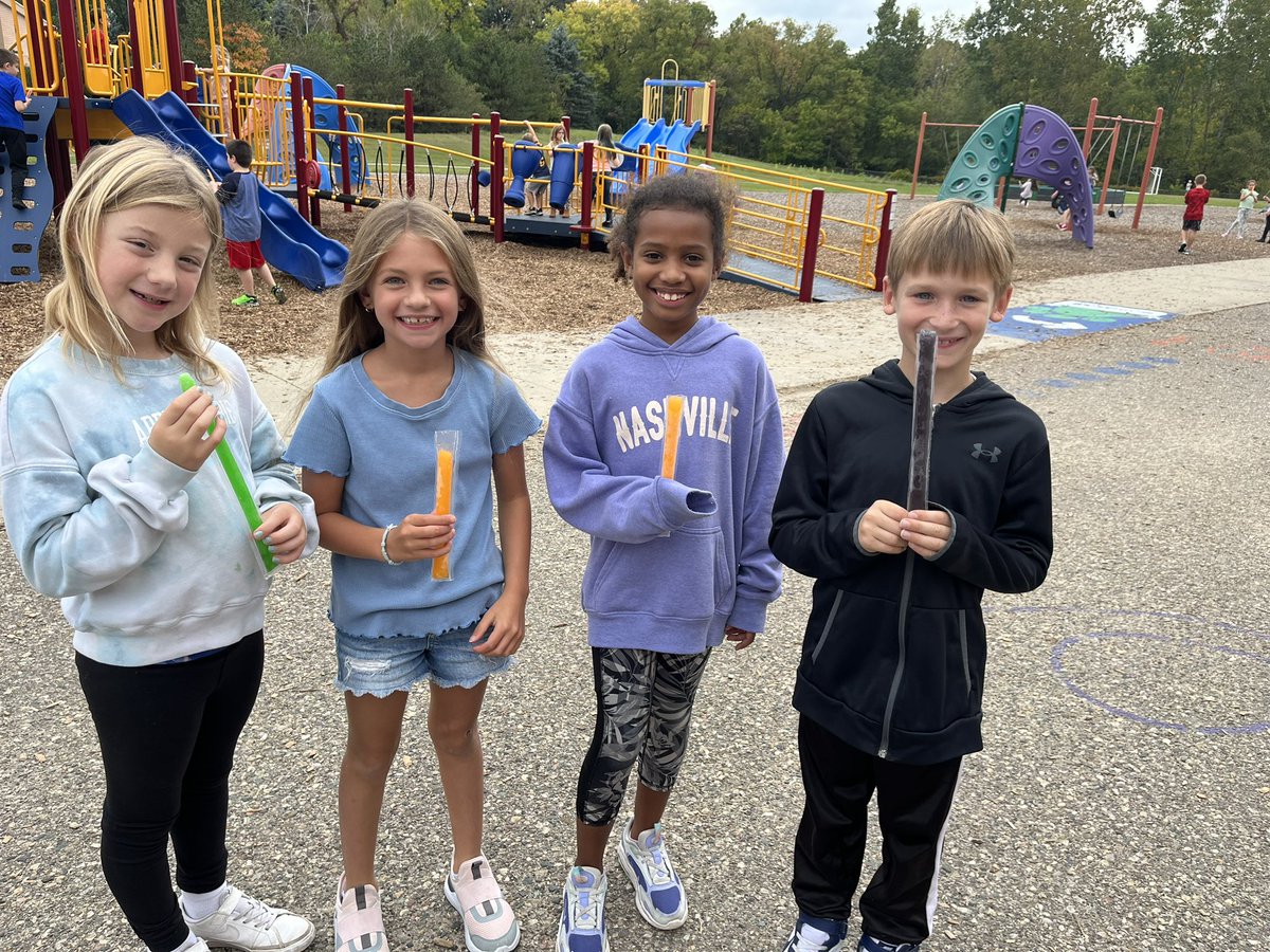 MsBinder19's tweet photo. Celebrating our read a thon and bobcat shirt win with popsicles at an extra ling recess! https://t.co/g2W9kAdGEC