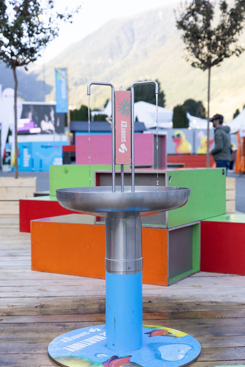 La #foireduvalais compte désormais 3 fontaines à eau en libre-service afin de permettre aux visiteurs s’hydrater facilement, grâce à une collaboration avec Sinergy. 
#foireduvalais #martigny #valaiswallis #fdv23 #tousaleau #fontaine