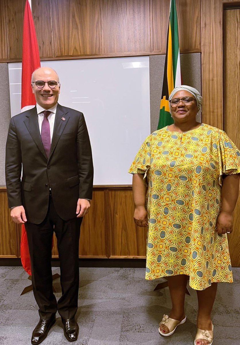 Exchange expertise, modernize land exploitation &amp; use of technology in agricultural field were at the center of my discussion with Mrs Angela Thoko Didiza, 🇿🇦 Minister of Agriculture, Land Reform &amp; Rural Devp. I handed her MoU of Coop with🇹🇳 &amp; an invitation from her 🇹🇳counterpart
