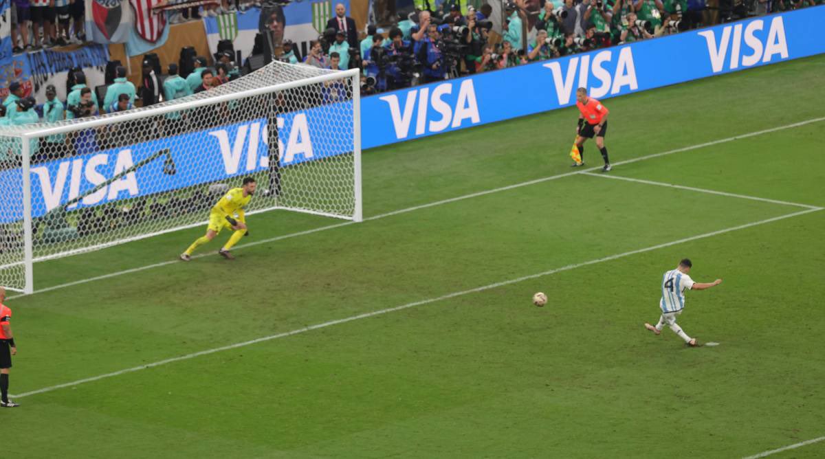 Footballtweet's tweet photo. 🚨 Which is harder? 🤔👇

⚽️ Scoring a World Cup winning penalty
🎯 9 darter
🎱 147 break 
⛳️ Hole-in-one https://t.co/DrKZDcIAzO