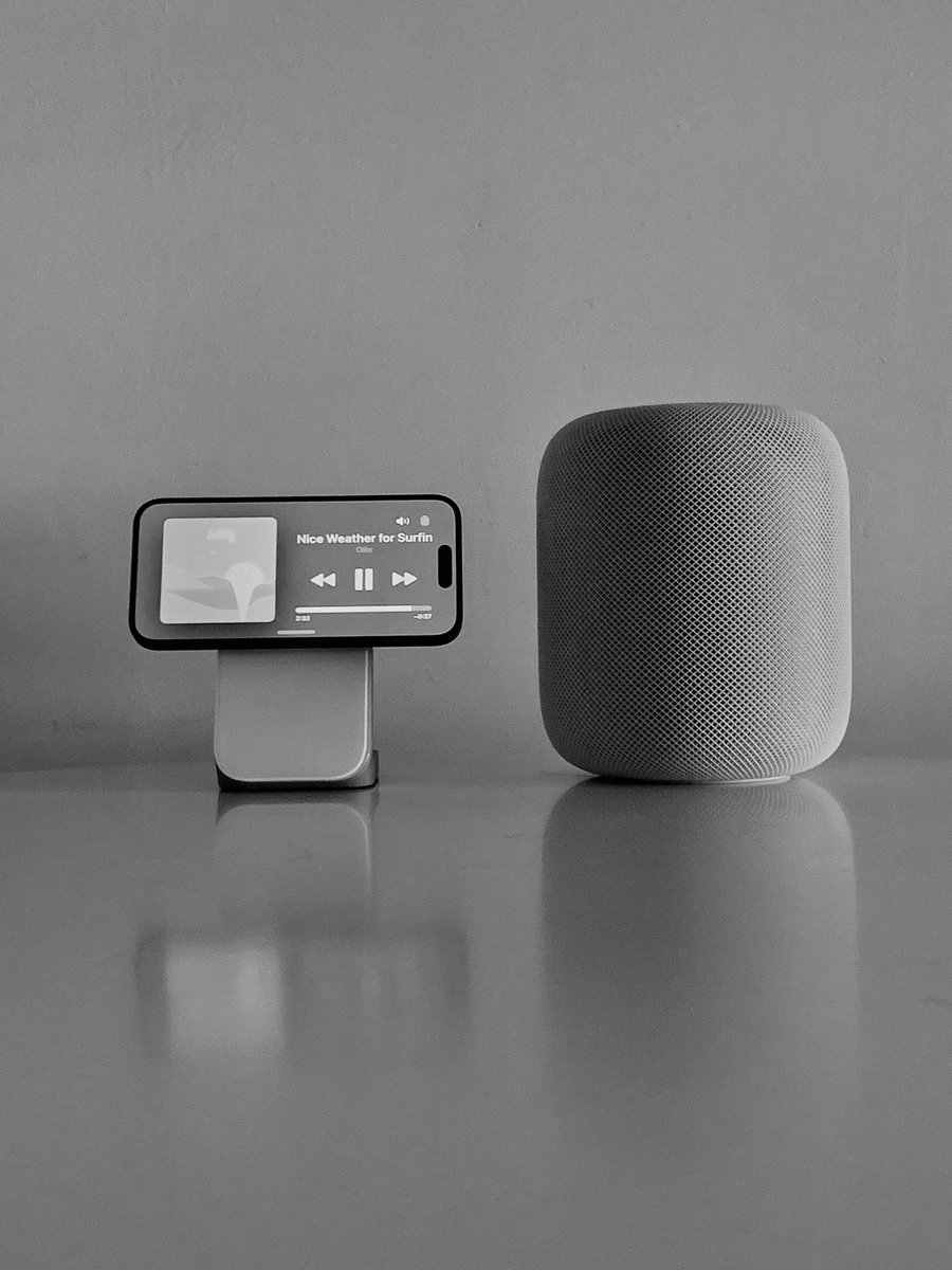 javi_sls's tweet photo. Me parece que #StandBy luce muy bien y aporta nuevas utilidades al #iPhone mientras carga.
Especialmente útil con el despertador en la mesita de noche o en el salón para controlar la música. https://t.co/G7nebENP0c