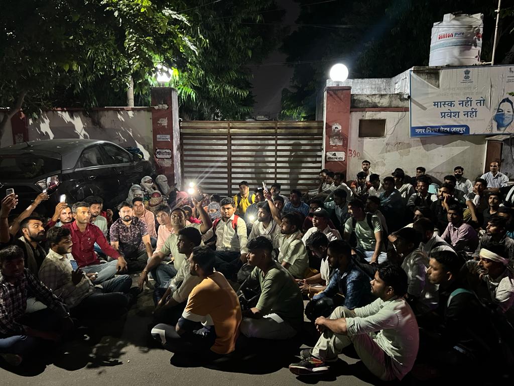 news4rajasthan's tweet photo. फायरमैन भर्ती में चयनित अभ्यर्थियों की नियुक्ति आदेश मामला, यूडीएच मंत्री शांति धारीवाल के निवास पर धरना, मंत्री ने किया अनुमोदन, कल सुबह फाइल जायेगी डीएलबी...
 कल 10 बजे उपेन यादव मिलेंगे  चयनित अभ्यर्थियों के साथ निदेशक से @TheUpenYadav https://t.co/PU14wI0Pgo