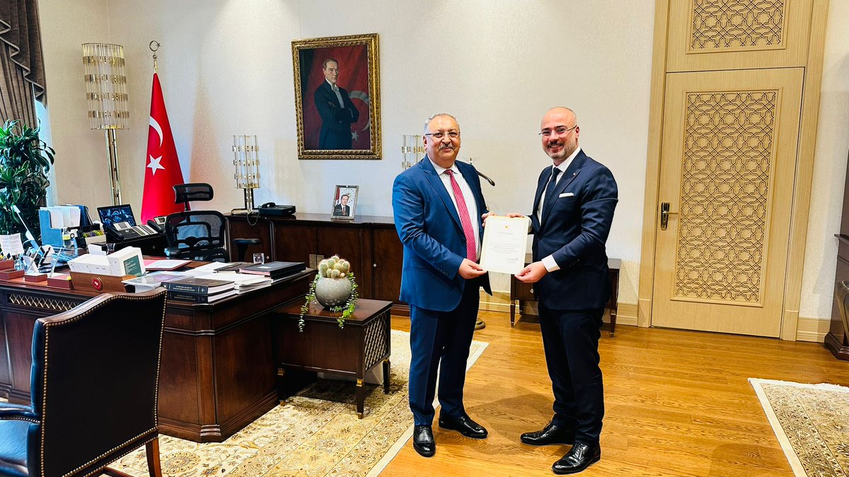 yunusete1's tweet photo. Cumhurbaşkanlığı Himayesi yazımızı,  çok kıymetli büyügümüz, Cumhurbaşkanlığı İdari İşler Başkanımız Sn . Metin Kıratlı beyin elinden almak bizim için büyük bir şeref oldu. Kendisine her zamanki misafirperverlikleri ve destekleri için çok teşekkür ederiz.  🤲🌹🇹🇷
@MetinKiratli01 https://t.co/0YE38yx5s7