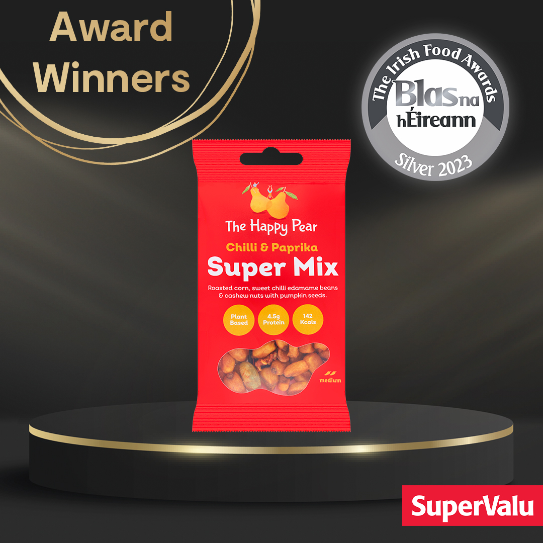 A Fantastic result for @thehappypear at the @BlasNahEireann awards today where they took home a SILVER award for their delicious Chilli & Paprika Super Mix. 🥳📷@BlasNahEireann #Irish #SuperValu #Blas2023 #SuperValu