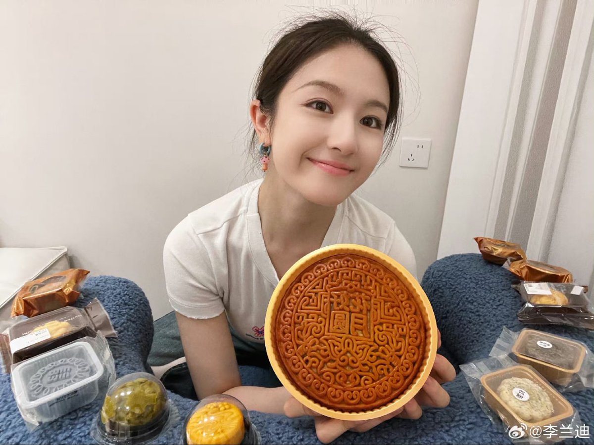 oyoe_niudi's tweet photo. [23/09/29] 🦋 Li Landi weibo update! 1/2

" Super month...cake

🫢🥮🌕💛 "

#LiLandi #李兰迪 #이란적 #หลี่หลานตี๋ #LandyLi #LiDahe #XiaoLan #LiMujia #李兰迪一路朝阳 #李兰迪李木嘉 #allthewaytothesun #thestarrylove https://t.co/zNiVEvd9rA