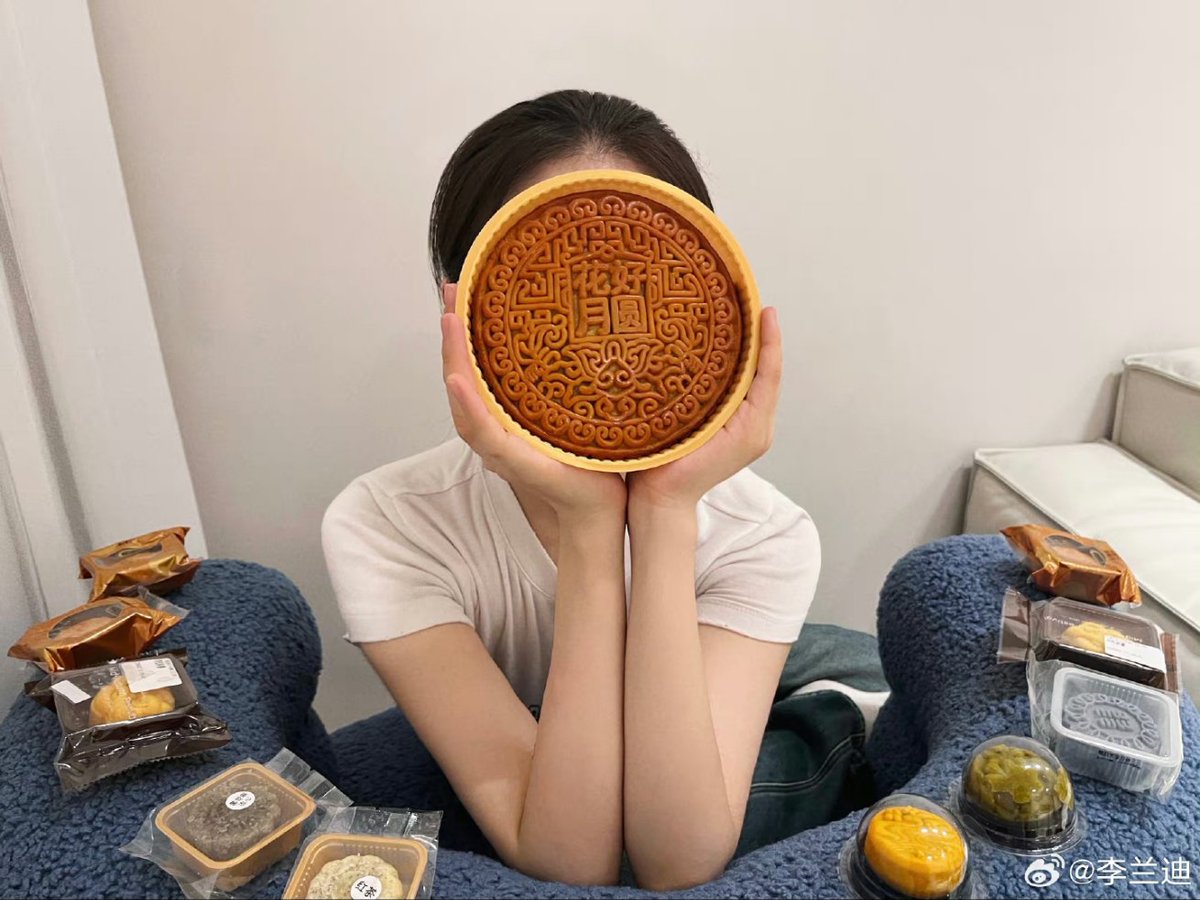 oyoe_niudi's tweet photo. [23/09/29] 🦋 Li Landi weibo update! 2/2

" Super month...cake

🫢🥮🌕💛 "

#LiLandi #李兰迪 #이란적 #หลี่หลานตี๋ #LandyLi #LiDahe #XiaoLan #LiMujia #李兰迪一路朝阳 #李兰迪李木嘉 #allthewaytothesun #thestarrylove https://t.co/Znwf2H8vPm