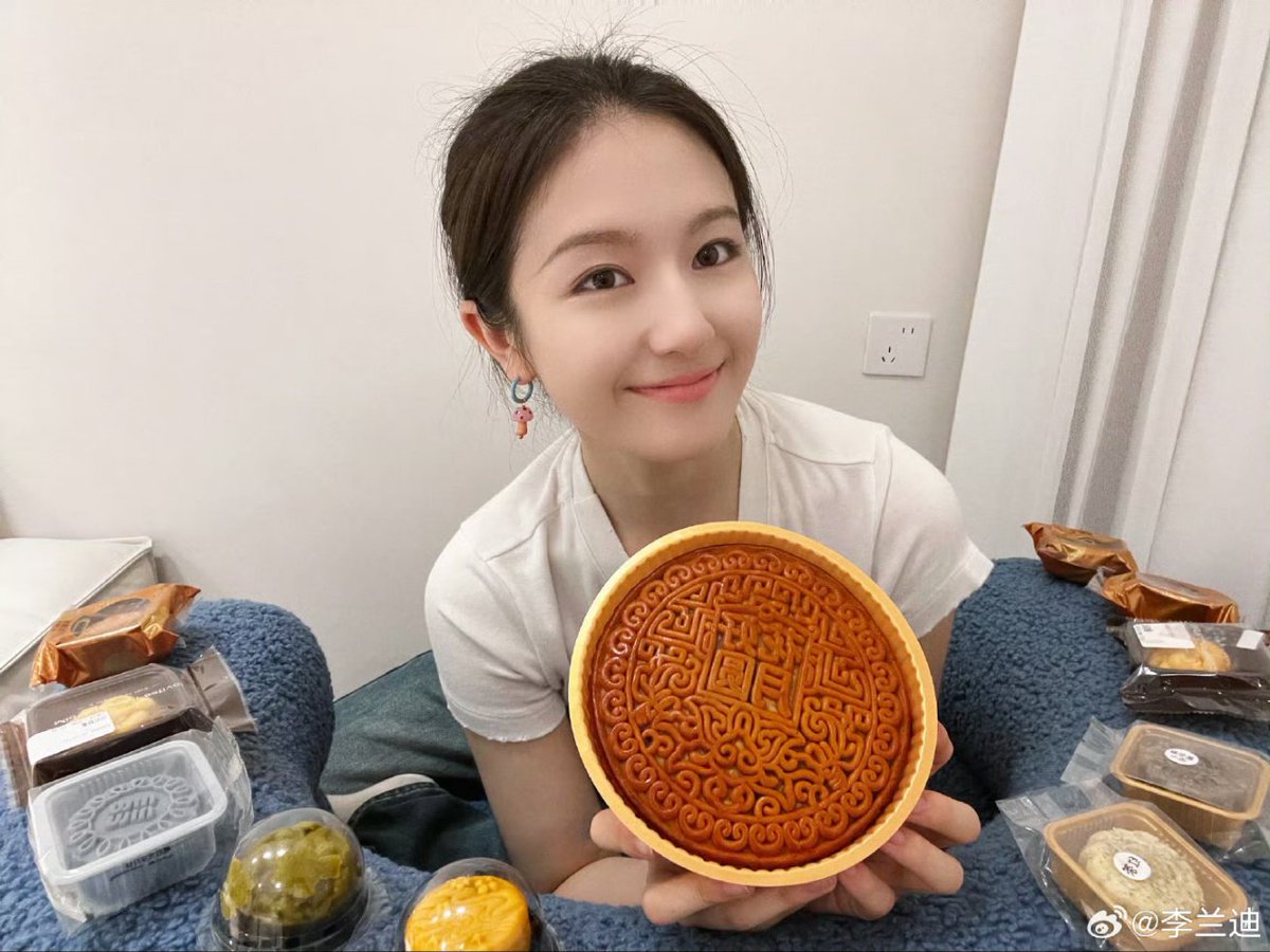oyoe_niudi's tweet photo. [23/09/29] 🦋 Li Landi weibo update! 2/2

" Super month...cake

🫢🥮🌕💛 "

#LiLandi #李兰迪 #이란적 #หลี่หลานตี๋ #LandyLi #LiDahe #XiaoLan #LiMujia #李兰迪一路朝阳 #李兰迪李木嘉 #allthewaytothesun #thestarrylove https://t.co/Znwf2H8vPm
