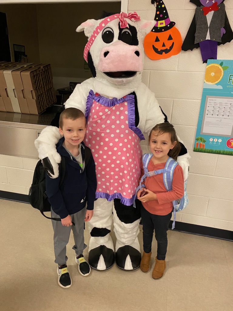 Molly The Cow came to visit MoValley Elementary this week and brought some Mooolicious smoothies with her! All the kids had a sweet and healthy start to their day! Thanks for stopping by Molly!
#mollythecow #fruitsmoothie #wearetng #play60 #MVproud