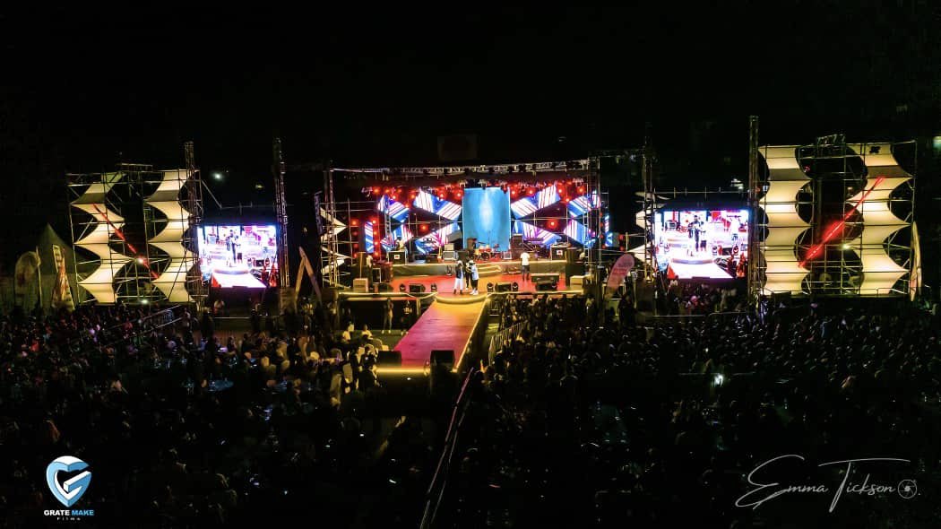 davidlutalolive's tweet photo. I love you DAILY my Fans 🤍🦅🎼🎤🙏 

 #NalongoConcert BlessUp! | TimeCheck• 8:50pm https://t.co/nWfn1iZxgH