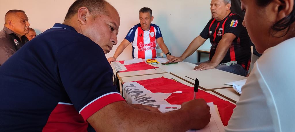 Trujillo_MRT's tweet photo. Del @Occidente_MRT al @OrienteMRT_ 🔴⚫

Hoy arrancamos el proceso de adecuación, dando inicio en los Municipios Tucupita y Angostura del Orinoco. 
TUPAMARO seguimos de fiesta revolucionaria y organizativa 

#JuventudTupamaroConMaduro https://t.co/oTChcuEC8M