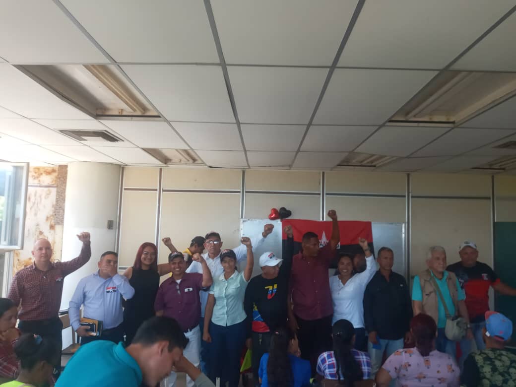 Trujillo_MRT's tweet photo. Del @Occidente_MRT al @OrienteMRT_ 🔴⚫

Hoy arrancamos el proceso de adecuación, dando inicio en los Municipios Tucupita y Angostura del Orinoco. 
TUPAMARO seguimos de fiesta revolucionaria y organizativa 

#JuventudTupamaroConMaduro https://t.co/oTChcuEC8M