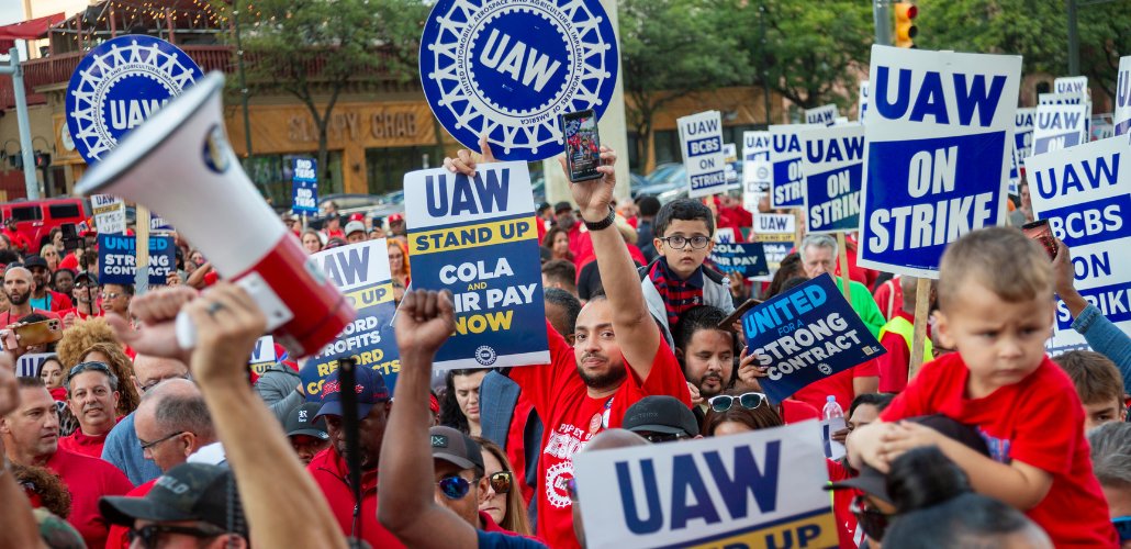 Weekly Troublemakers' Dispatch: Stand-Up Strike grows to 25,000 auto workers, a call to canvass dealerships, General Motors deploys scabs, shop floor slowdowns, and more - mailchi.mp/labornotes/202…