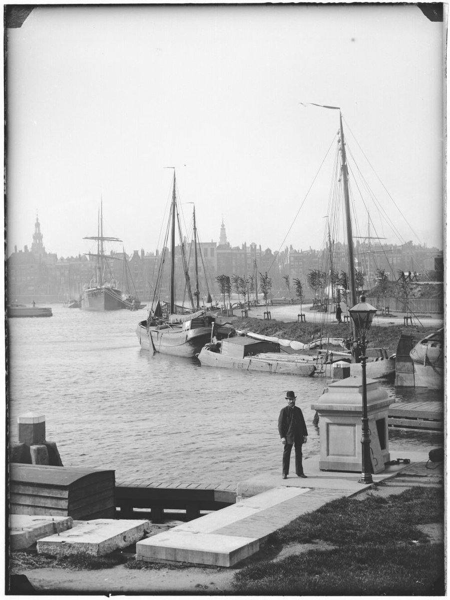 JacobOlie's tweet photo. Foto voor vandaag: Oosterdokskade (1891). Bij de Oosterdoksluis, met links op de achtergrond de Prins Hendrikkade. Via https://t.co/h7QiU6vE9F https://t.co/c49YJ7LNUn